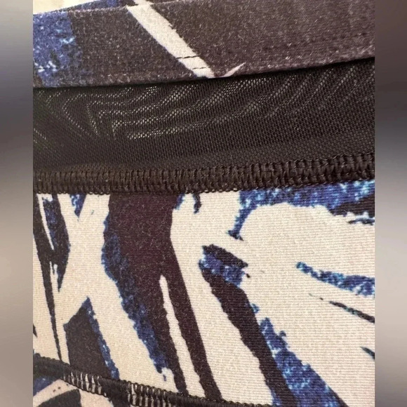 Fabletics navy and black floral print 7/8 length leggings - Picture 5 of 6